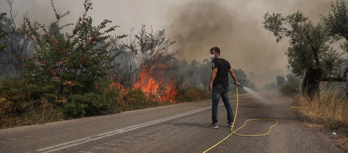 «Μάχη» με τις φλόγες στην Εύβοια: Με δεξαμενόπλοιο κουβαλούν νερό για τα πυροσβεστικά